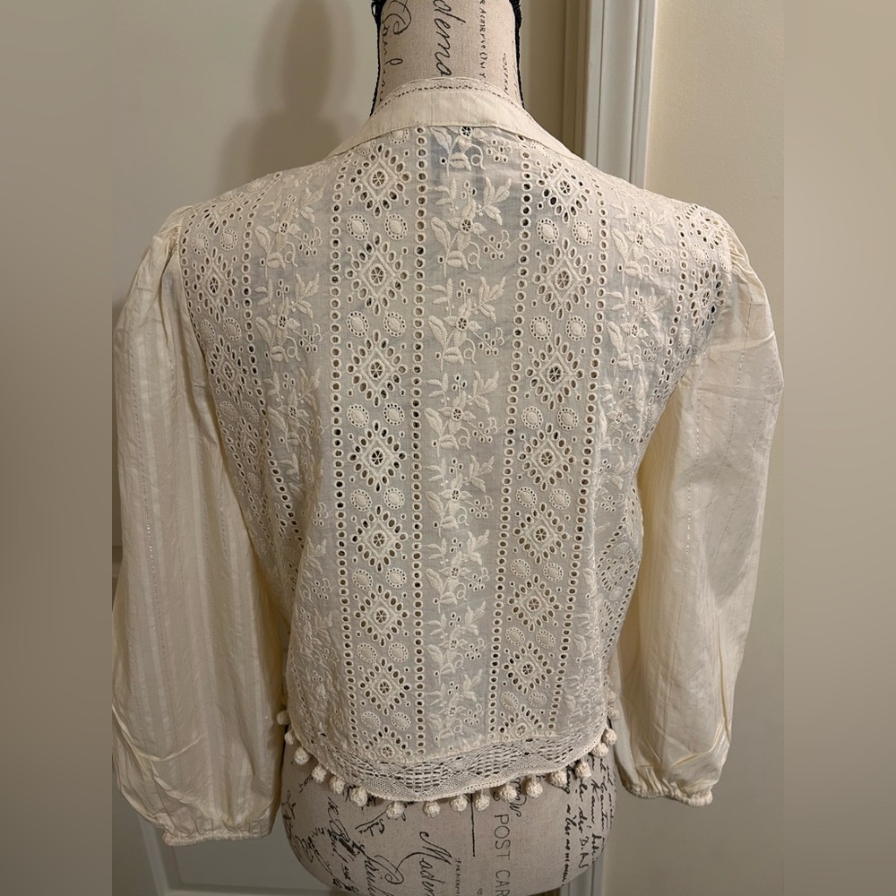 Elegant Cream Blouse with Embroidered Detailing - Picture 5 of 6